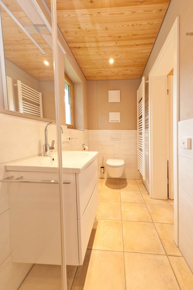 Bad (2):Zugang von Schlafzimmer 1 mit WC, Waschbecken und Dusche